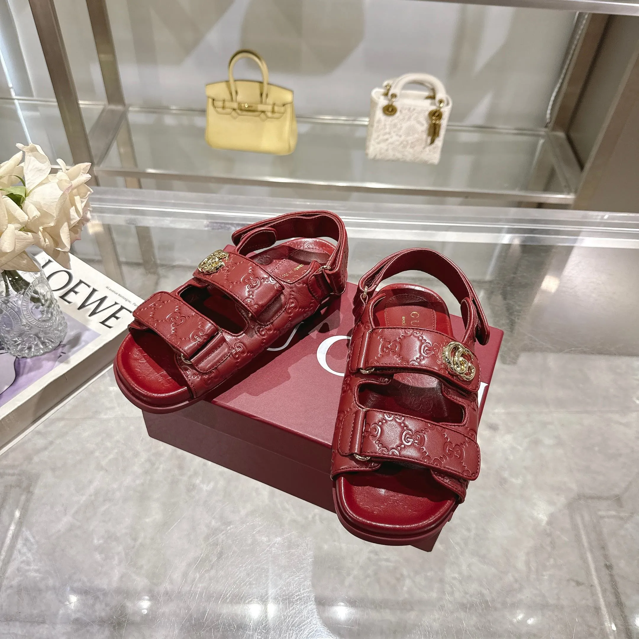 Wholesale direct sales 260👟👟 Gucci’s modern design aesthetic explores the path of unique craftsmanship, cleverly integrating the brand’s classic elements with its beloved brand identity. The sandal is embellished with the beloved Double G hardware, adding a touch of understated branding to the design, complementing the versatility of the Velcro straps. Women Light gold tone hardware Sheepskin lining Double G Rubber sole Velcro fastening Flat sole